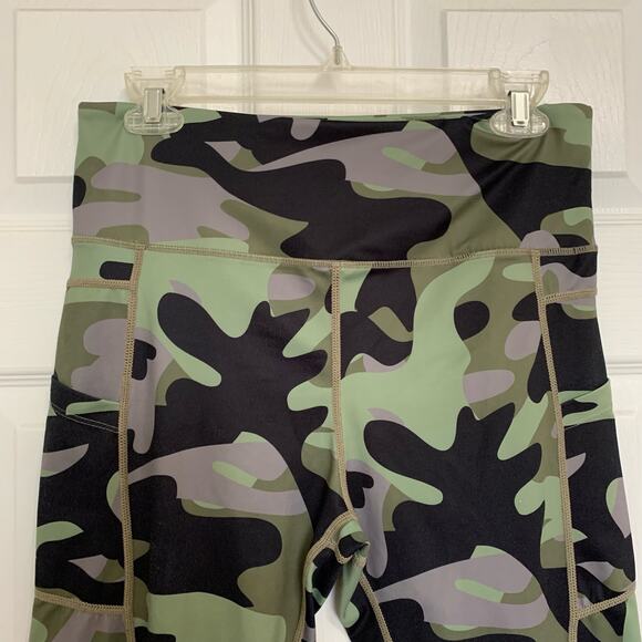 Zyia green camo print cropped leggings size 2 - Picture 2 of 8
